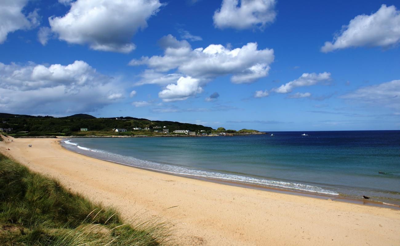 Foto de Culdaff Beach con arena brillante superficie