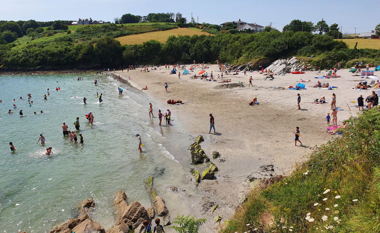 Foto de Playa Dock (Playa de Kinsale) con arena brillante superficie