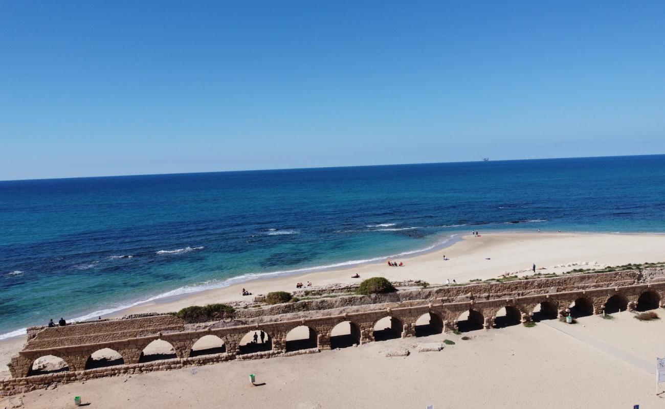 Foto de Caesarea beach con arena brillante superficie