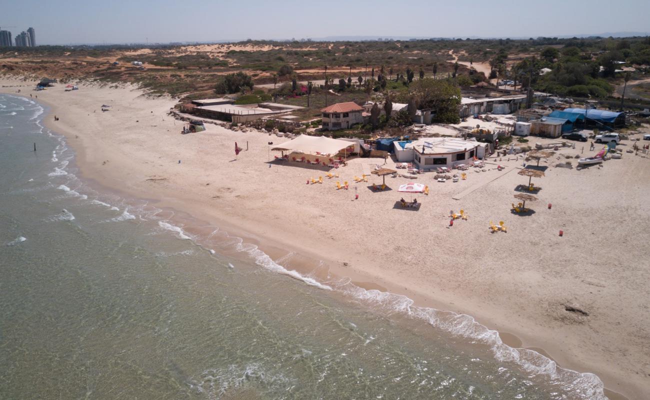 Foto de Mikhmoret beach con arena brillante superficie