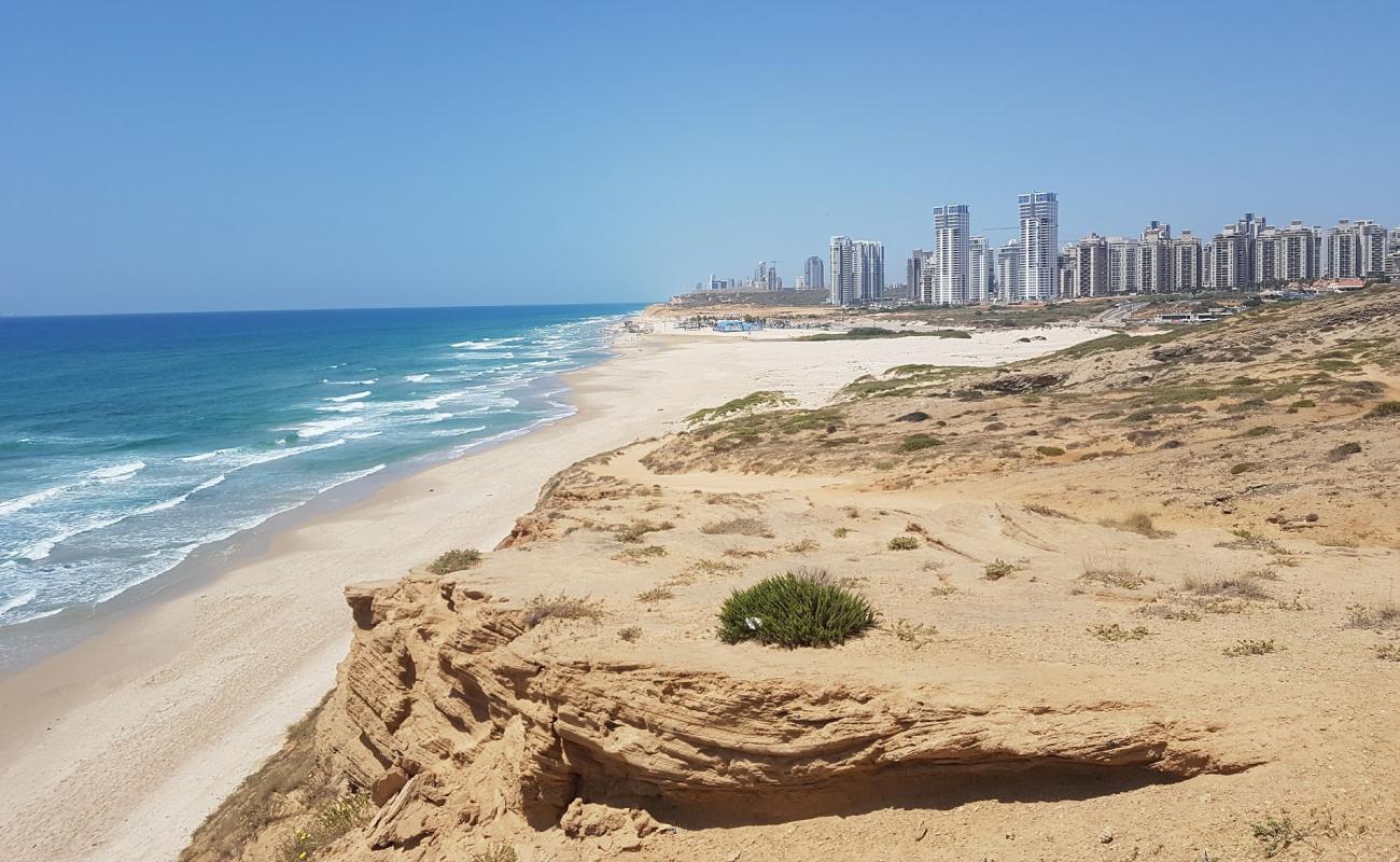 Foto de Poleg beach con brillante arena fina superficie