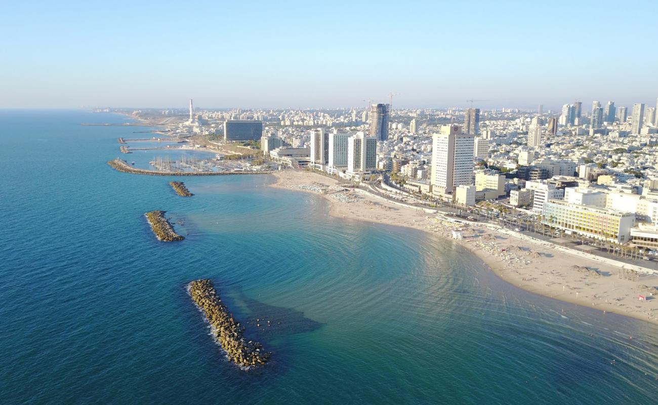 Foto de Tel Aviv beach con brillante arena fina superficie