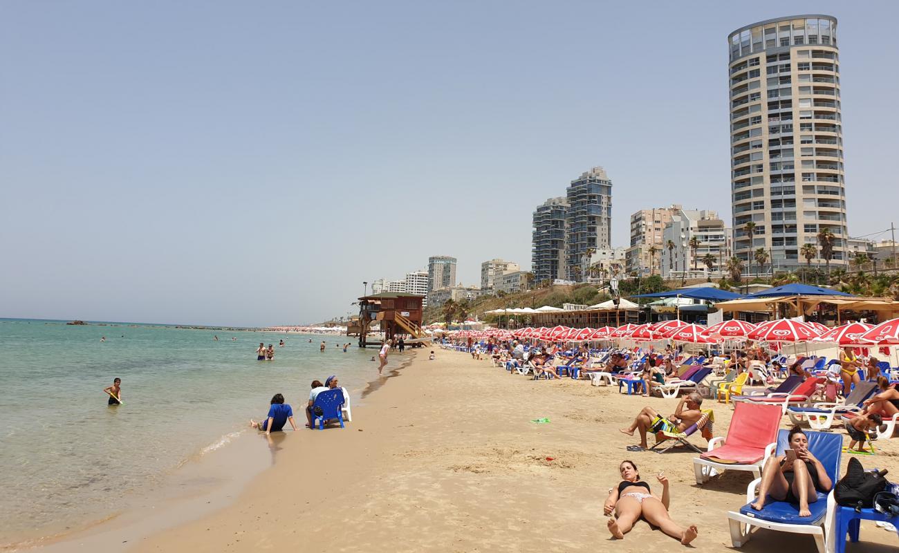 Foto de Yerushalayim beach con brillante arena fina superficie