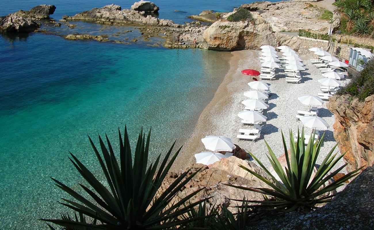 Foto de Spiaggia dei Balzi Rossi con guijarro fino oscuro superficie