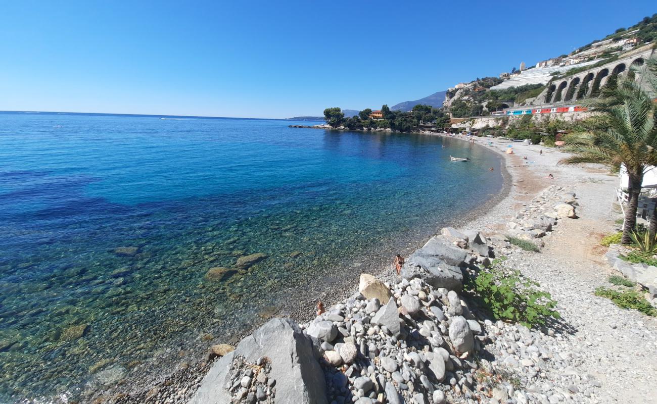 Foto de Darsenun beach con guijarro gris superficie