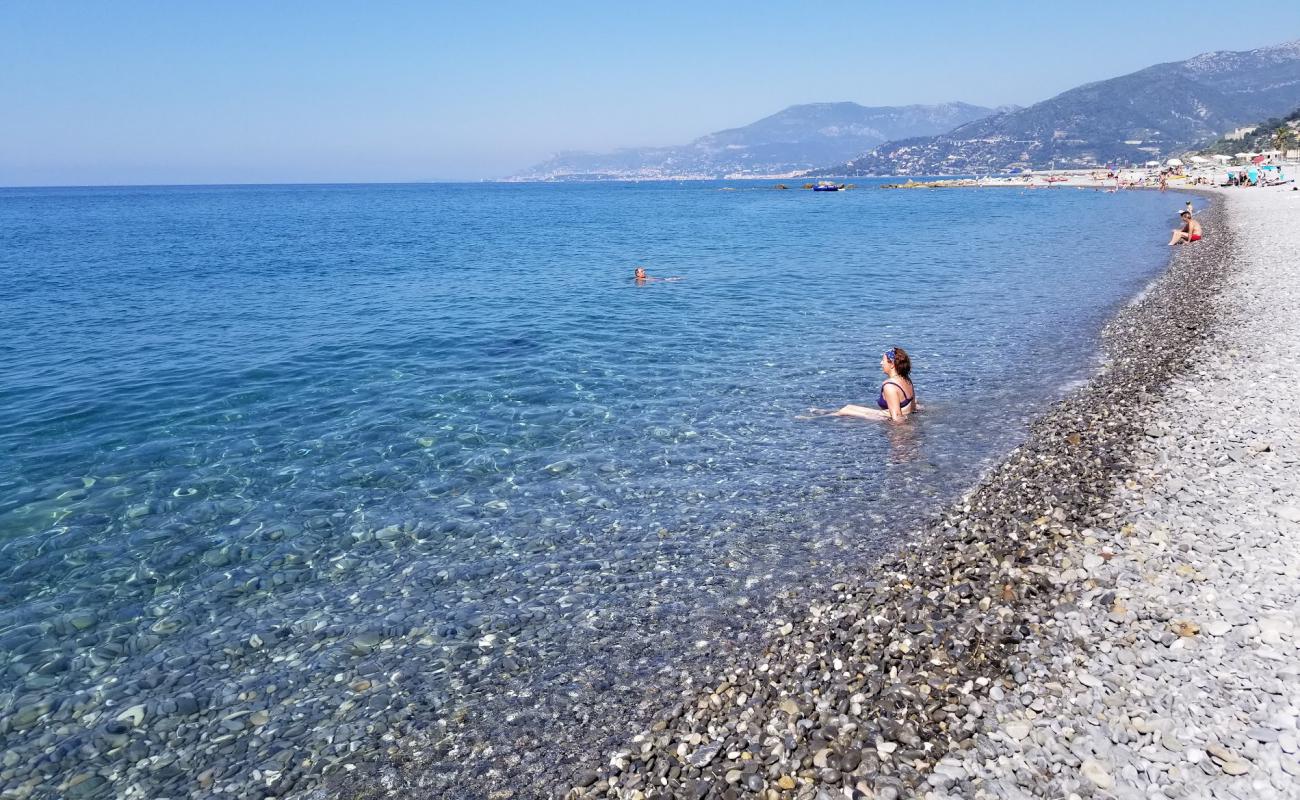 Foto de Spiaggia Ventimiglia con guijarro gris superficie