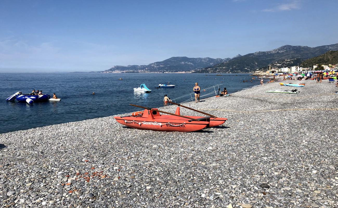 Foto de Spiaggia di Bordighera con guijarro fino gris superficie