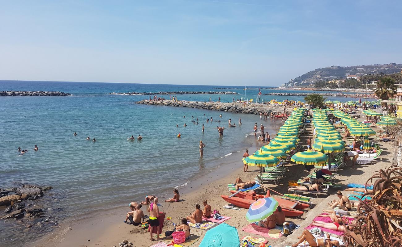 Foto de Spiaggia Delle Nazioni con arena gris y guijarros superficie