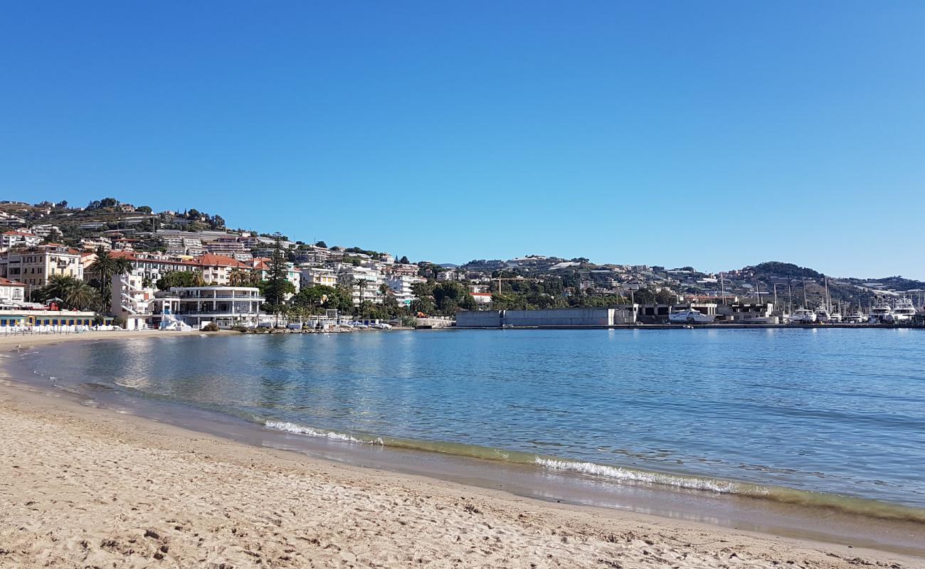 Foto de Spiaggia di Sanremo con arena oscura superficie