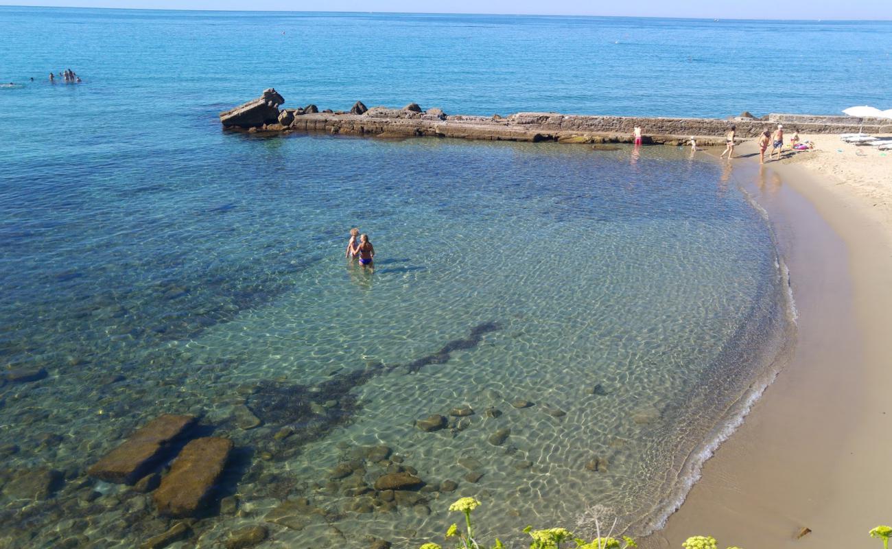 Foto de Bagni La Brezza con arena fina oscura superficie