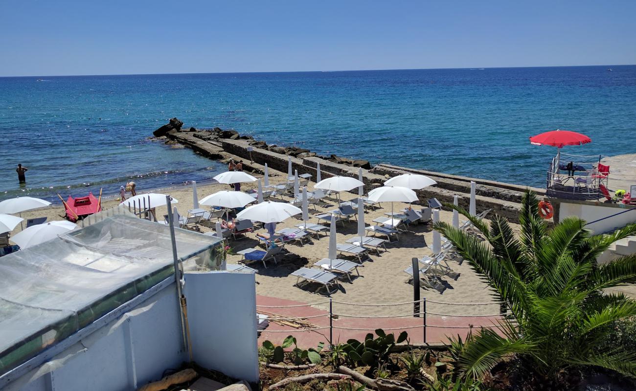 Foto de Tre Ponti beach con arena fina oscura superficie