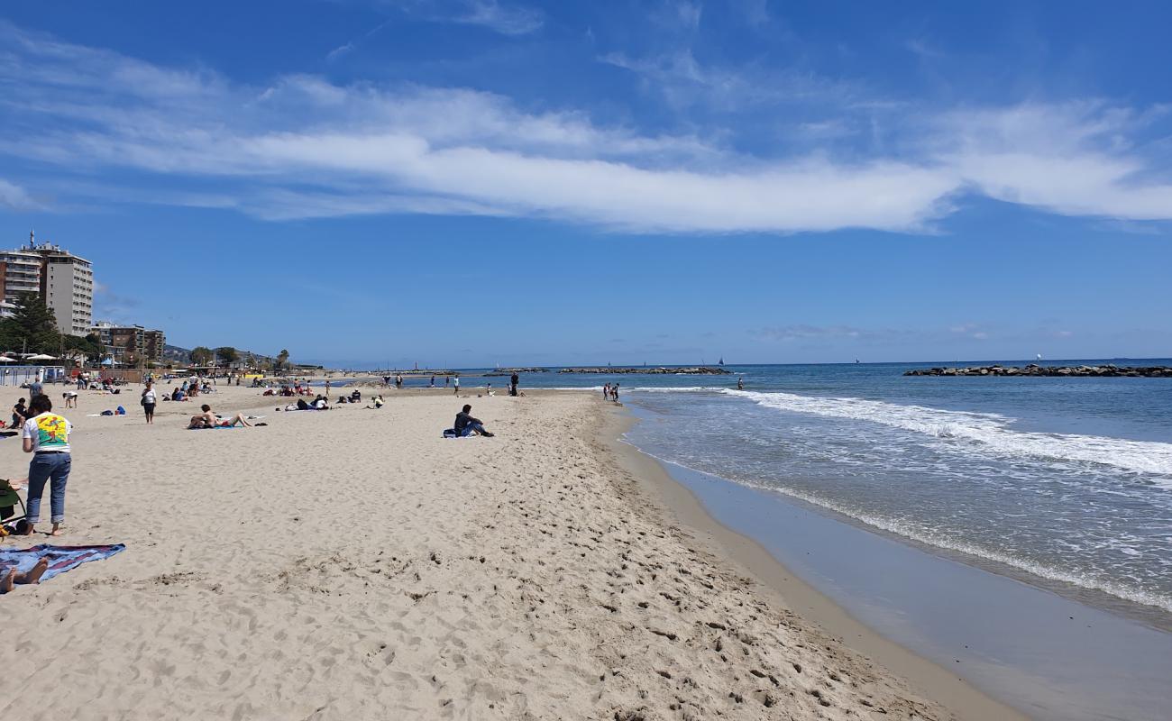 Foto de Spiaggia Arma di Taggia con arena oscura superficie