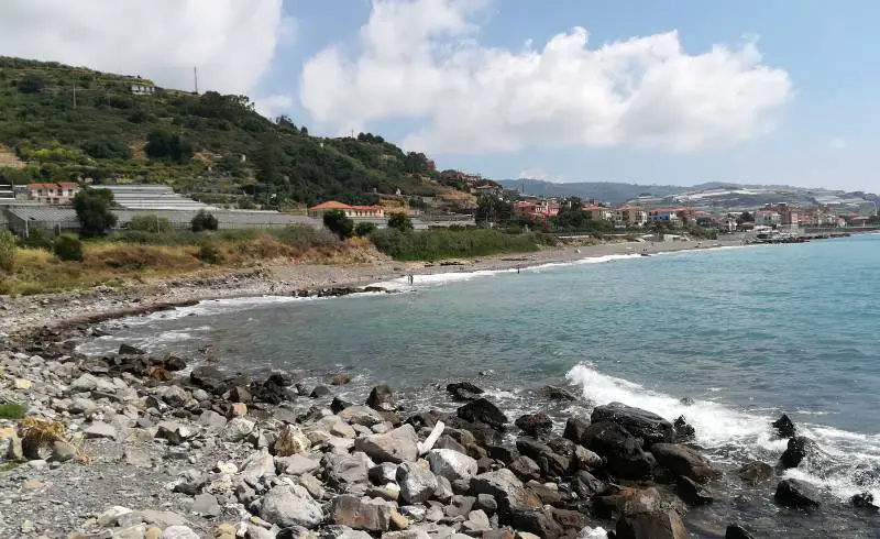 Foto de Via Bartumelin beach con arena gris y piedras superficie