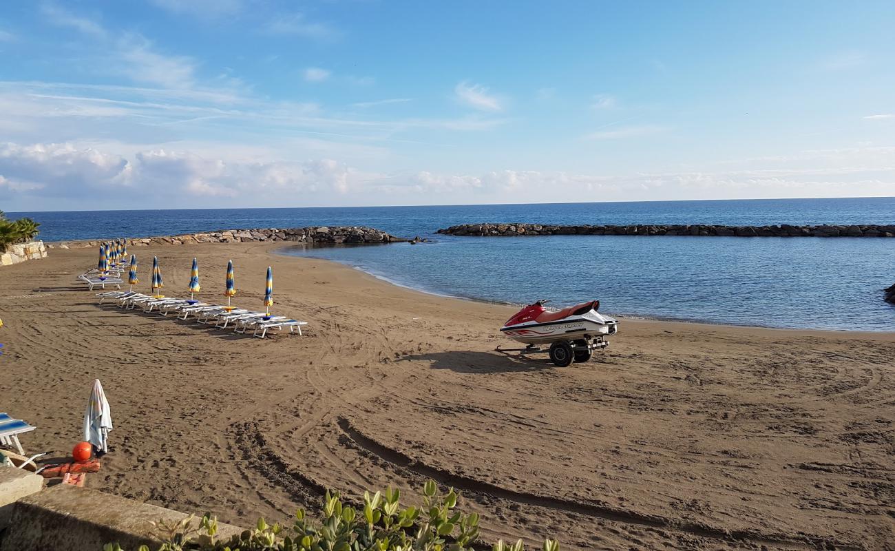 Foto de St Stefano al Mare beach con arena oscura superficie