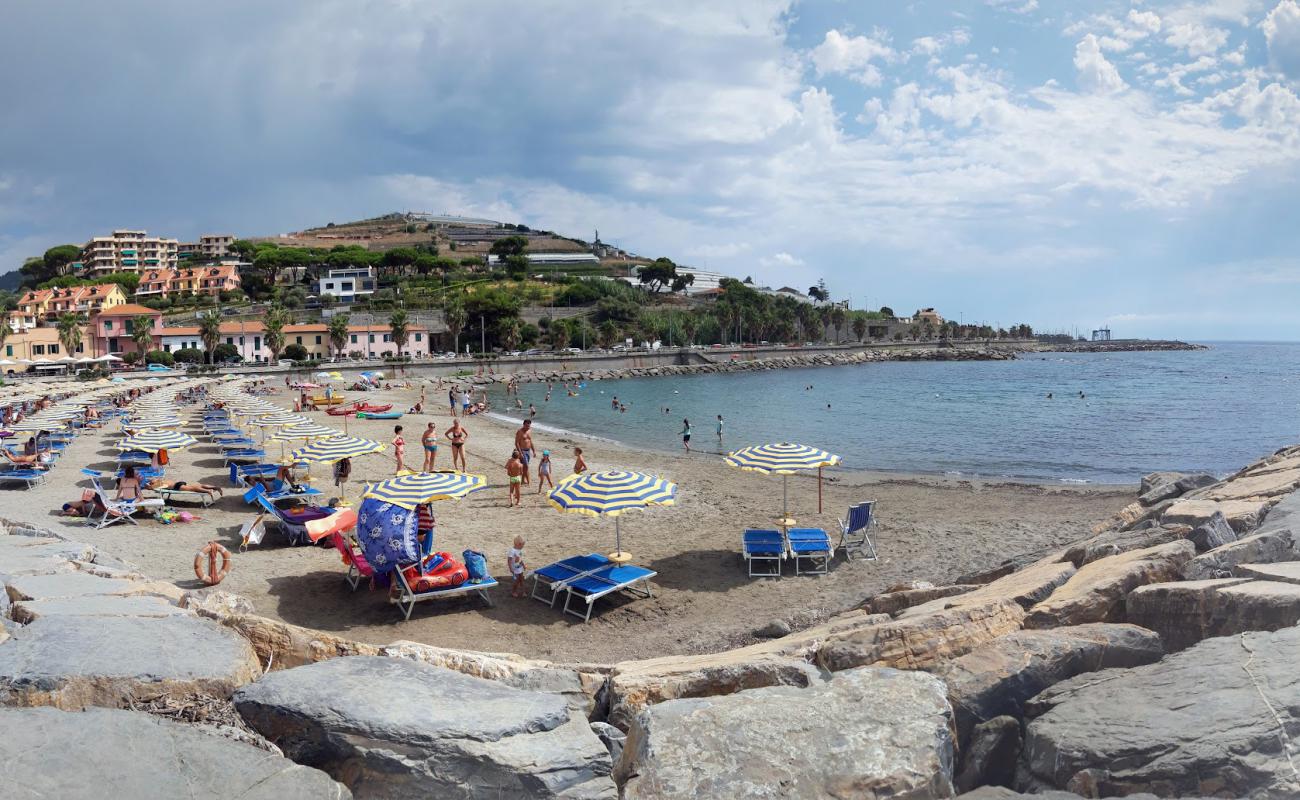 Foto de Baia Azzurra con arena oscura superficie