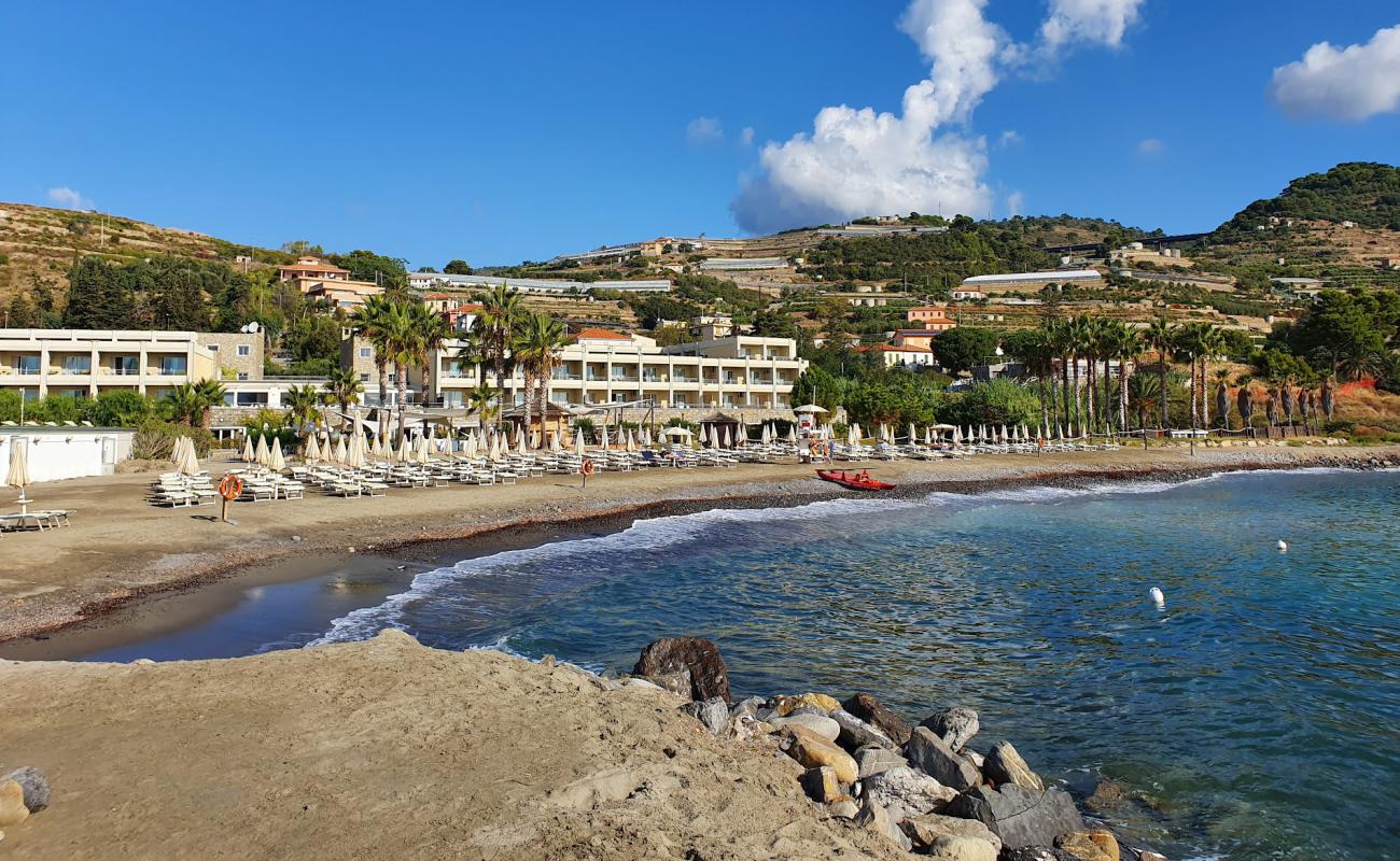 Foto de Marina Aregai beach con arena/guijarros negro superficie