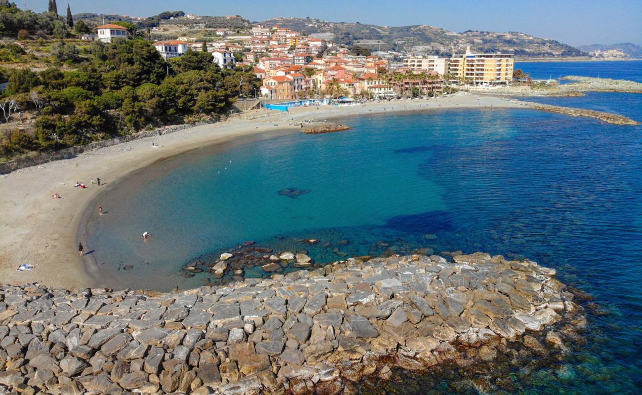 Foto de Playa de San Lorenzo al Mare con arena oscura superficie