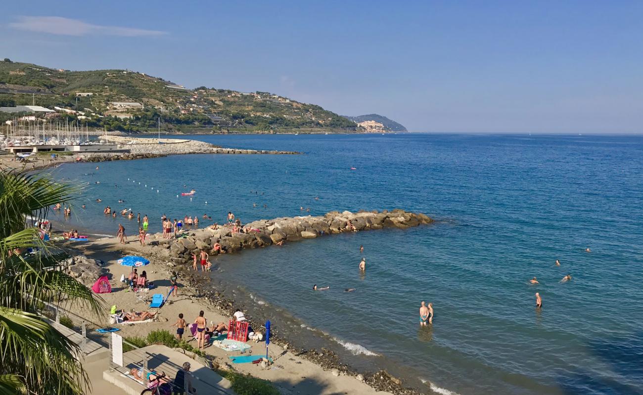 Foto de Spiaggia in sabbia fine con arena oscura superficie