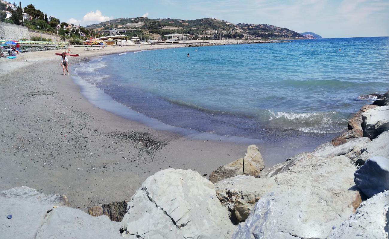 Foto de Ponticelli beach con arena oscura superficie