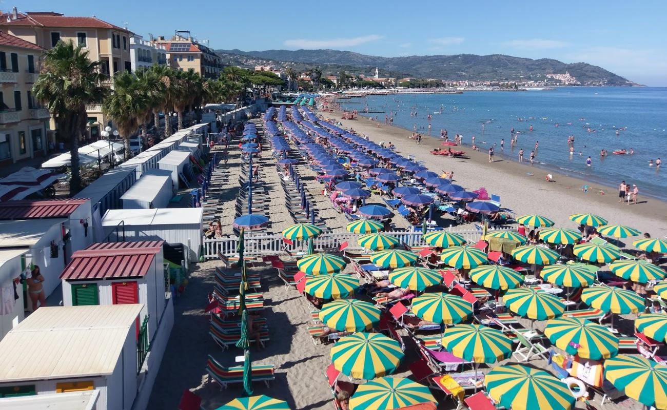 Foto de Diano Marina beach II con arena gris superficie