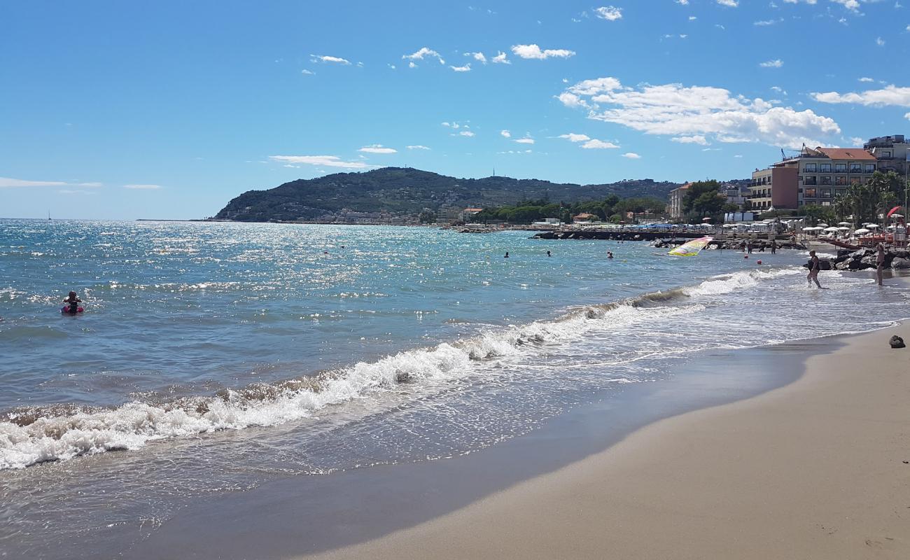 Foto de Diano Marina beach con arena gris superficie