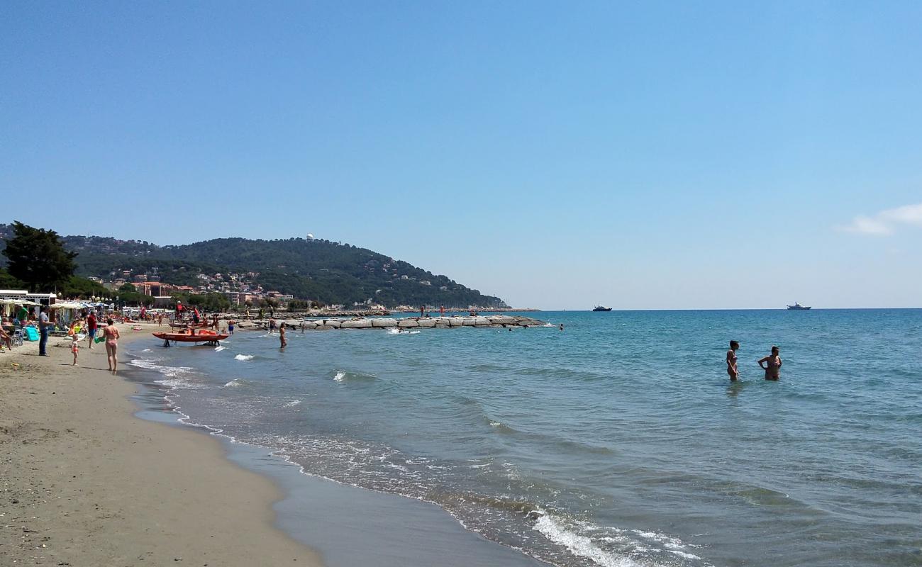 Foto de Andora beach II con arena oscura superficie