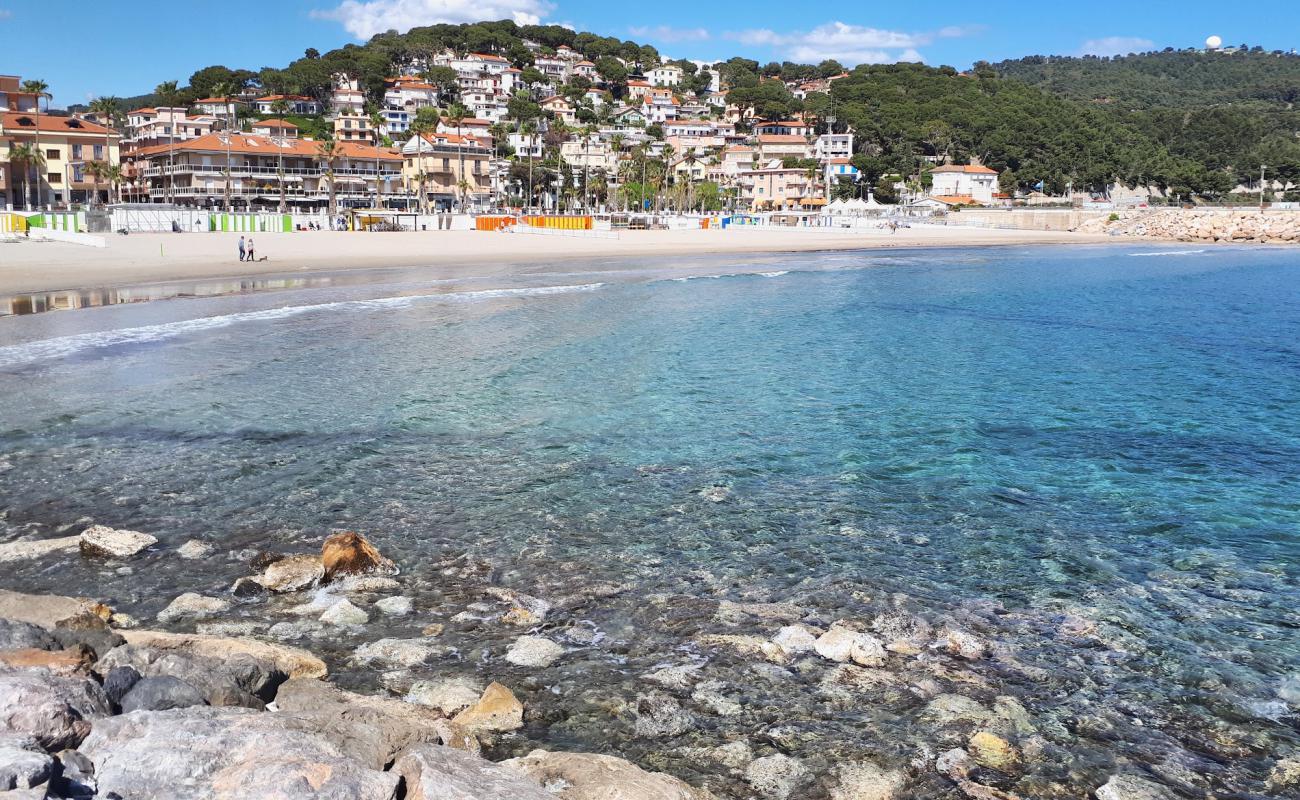 Foto de Andora beach con arena oscura superficie