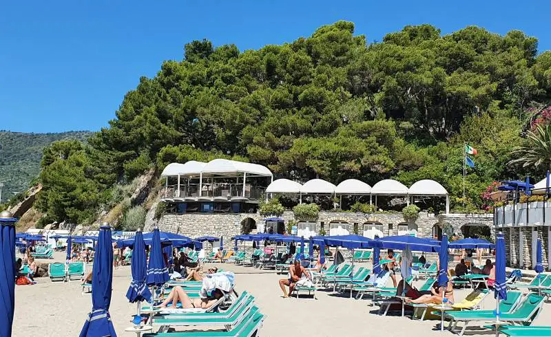 Foto de Andora beach III con arena gris y piedras superficie