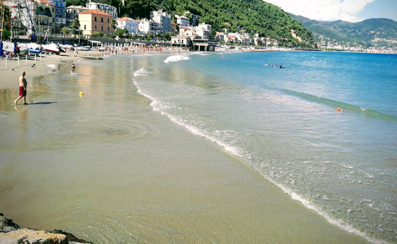 Foto de Spiaggia di Laigueglia con arena oscura superficie