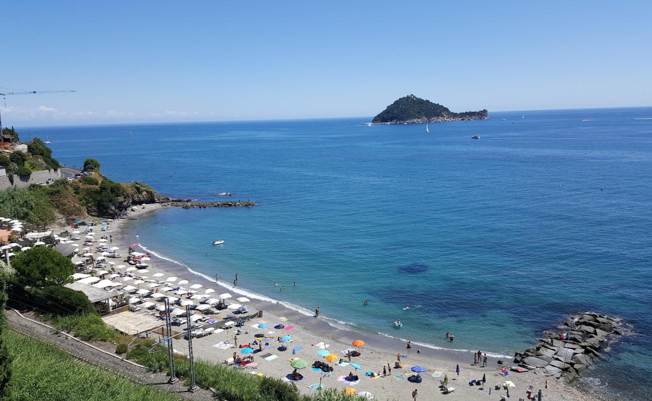 Foto de Spiaggia libera Alassio con arena gris y guijarros superficie