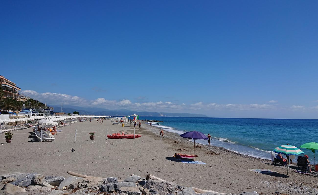 Foto de Doria beach con arena/guijarros negro superficie