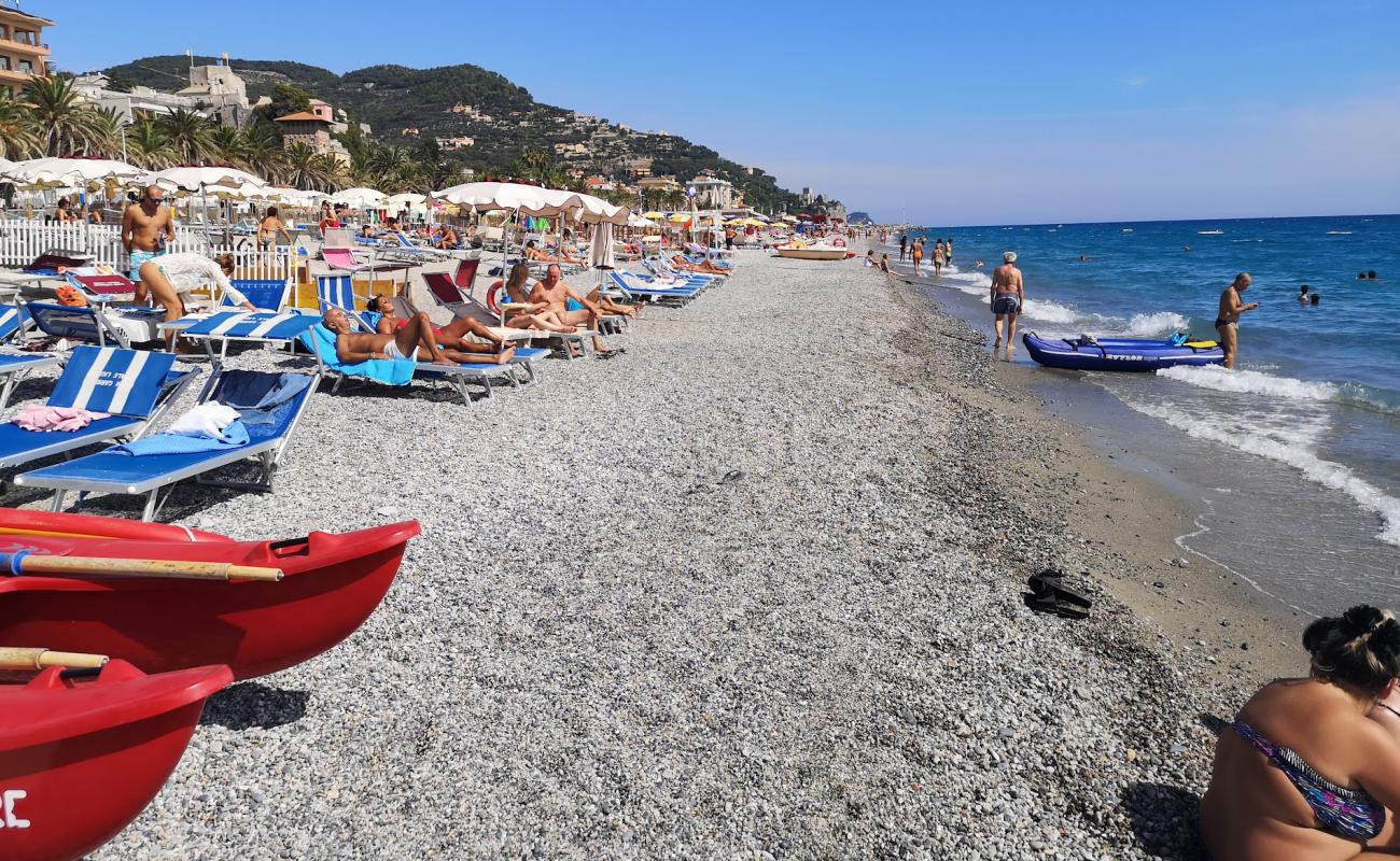 Foto de Spiaggia libera Attrezzata con arena/guijarros negro superficie