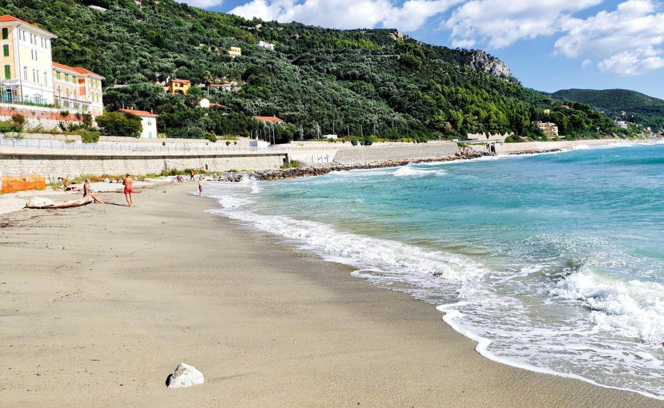 Foto de Spiaggia di Selva con arena oscura superficie