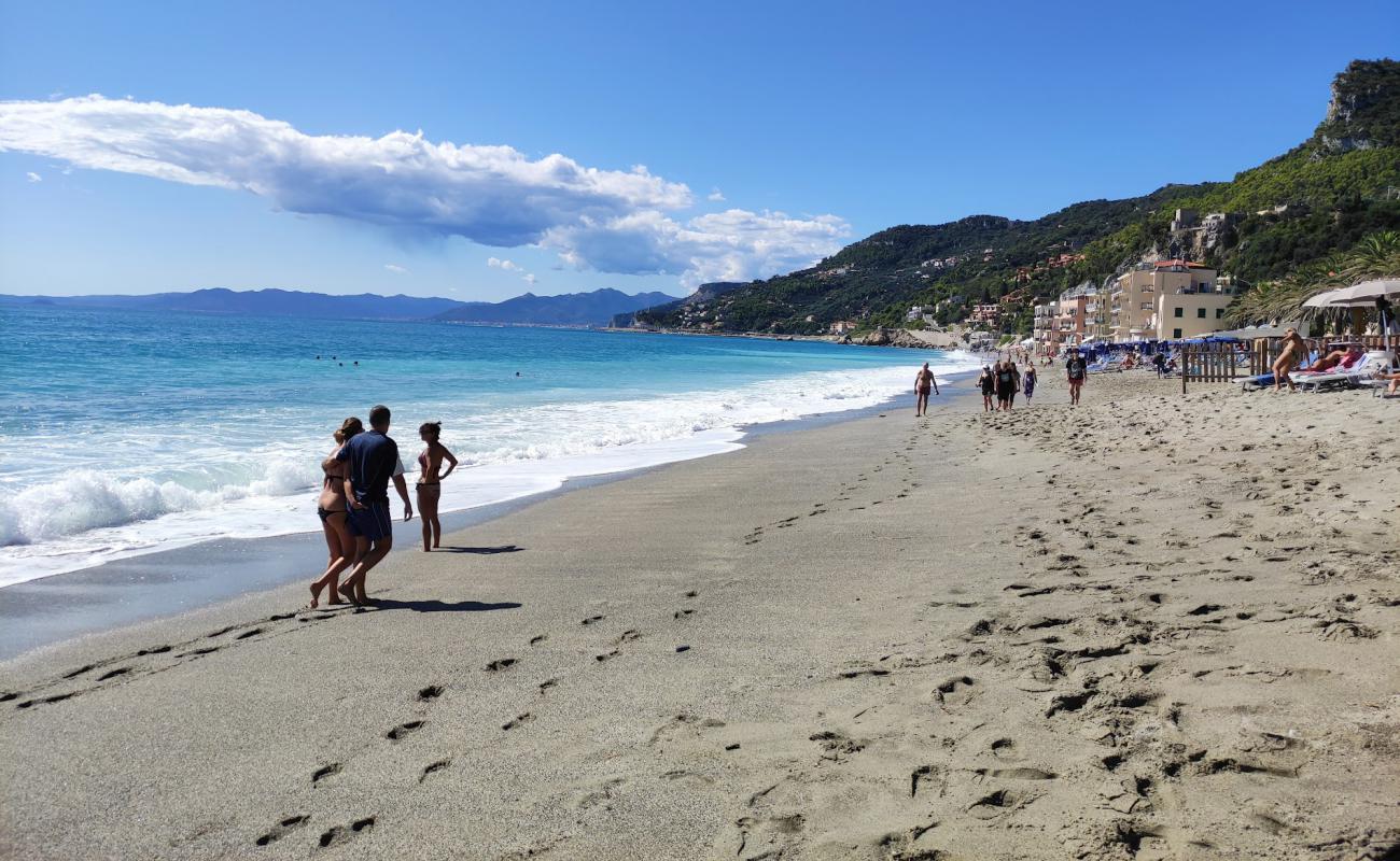 Foto de Spiaggia libera di Varigotti con arena/guijarros negro superficie