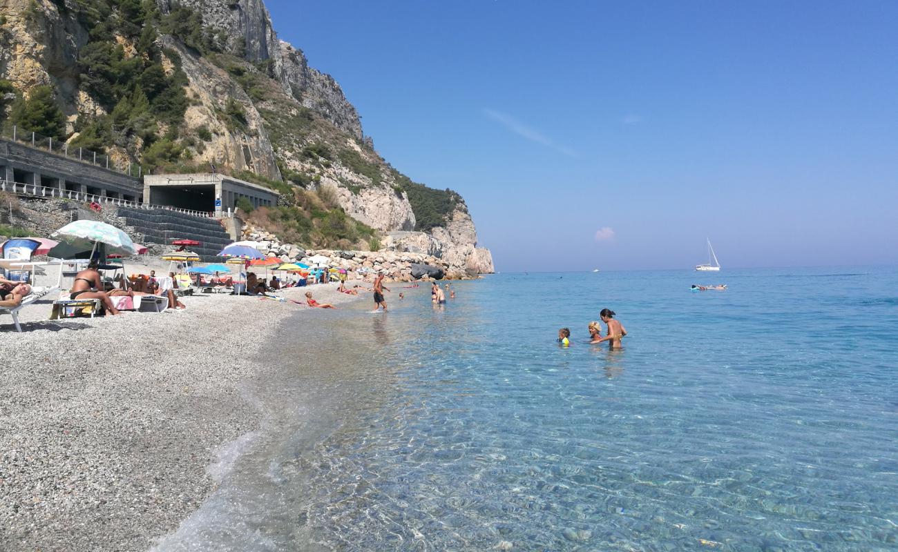 Foto de Spiaggia del Malpasso con guijarro fino oscuro superficie