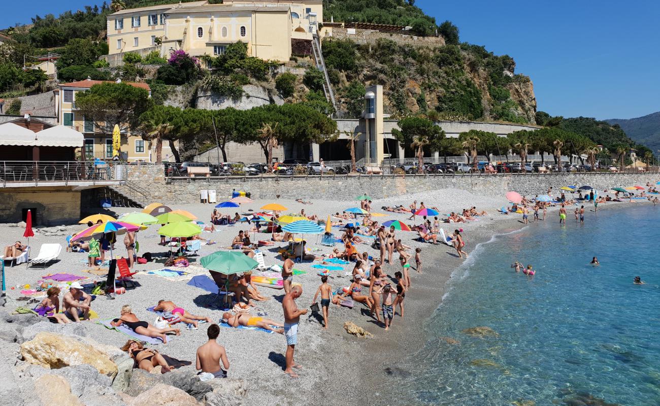 Foto de Spiaggia di Noli con guijarro fino oscuro superficie