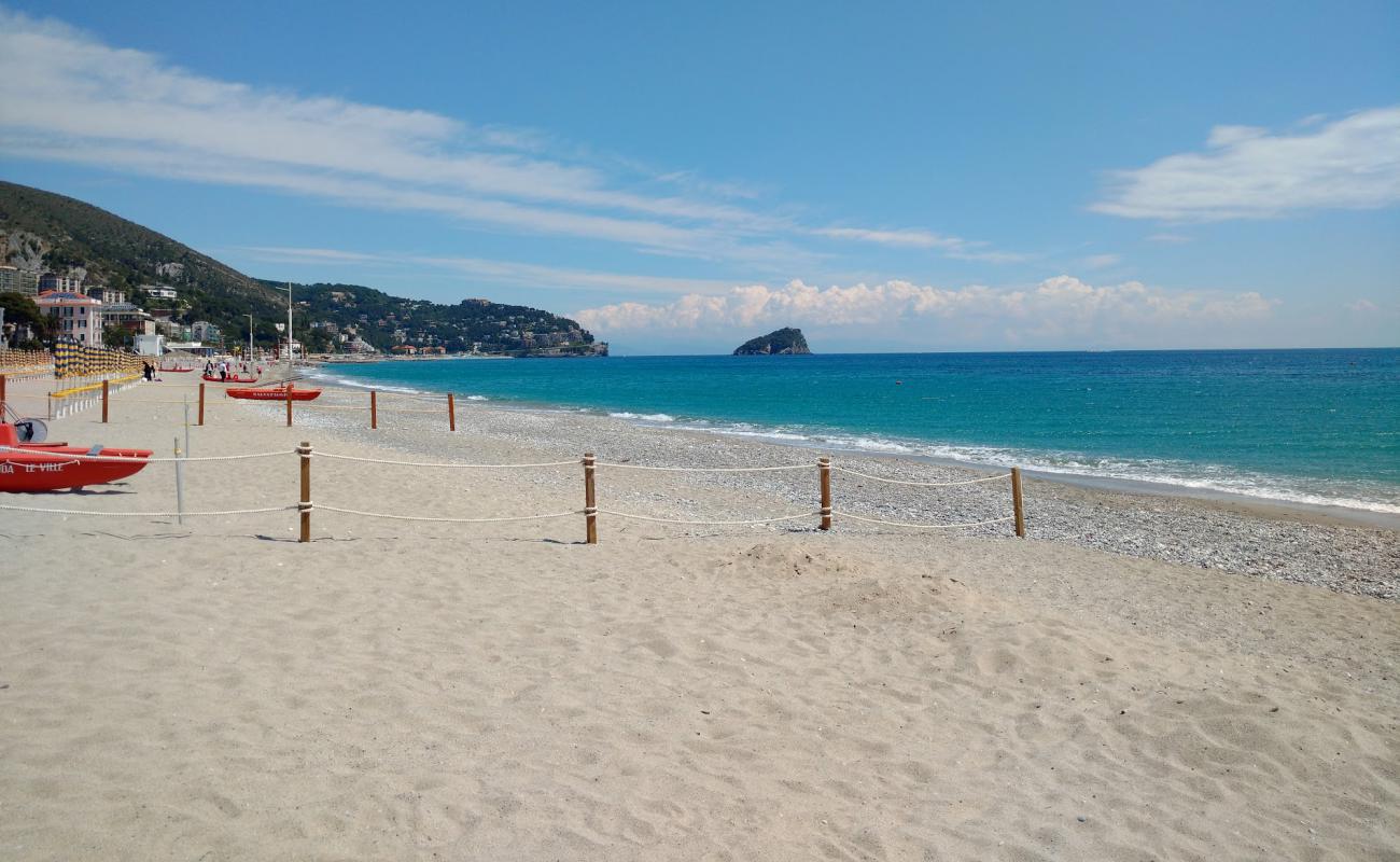 Foto de Spotorno beach con guijarro fino oscuro superficie