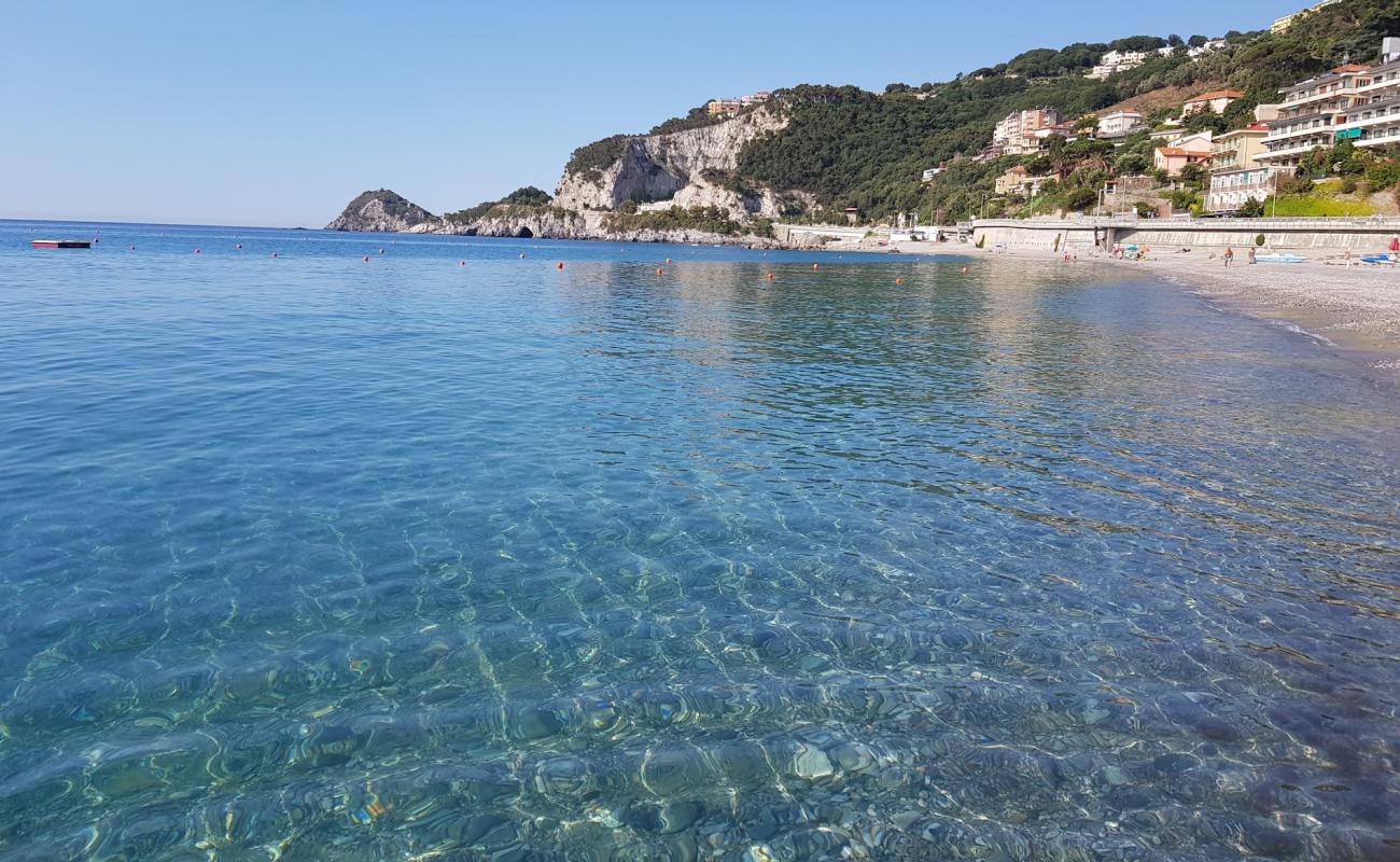 Foto de Playa de Bergeggi con guijarro fino oscuro superficie