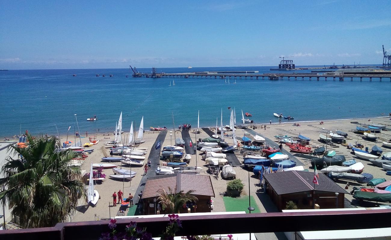 Foto de Spiaggia di Vado Ligure con arena/guijarros negro superficie