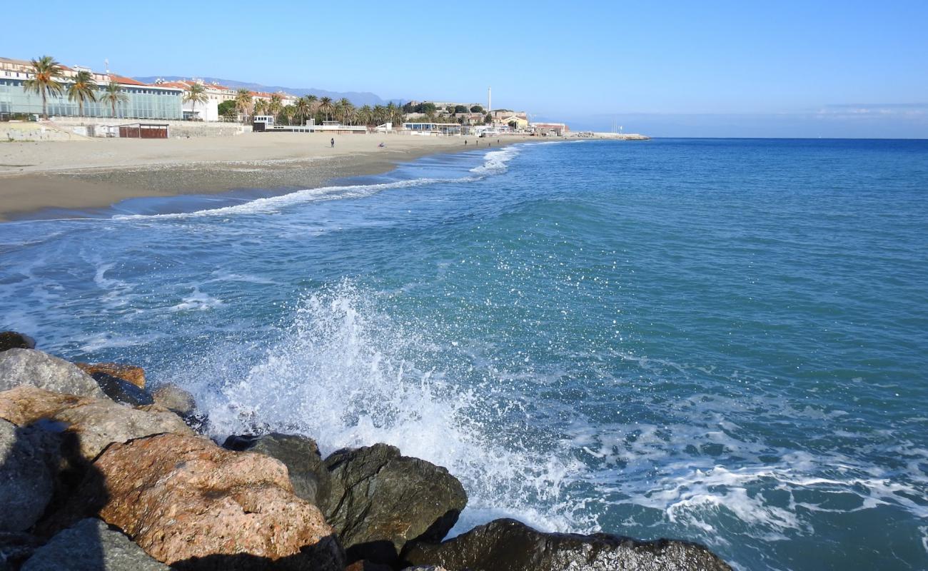 Foto de La Pergola beach con arena/guijarros negro superficie