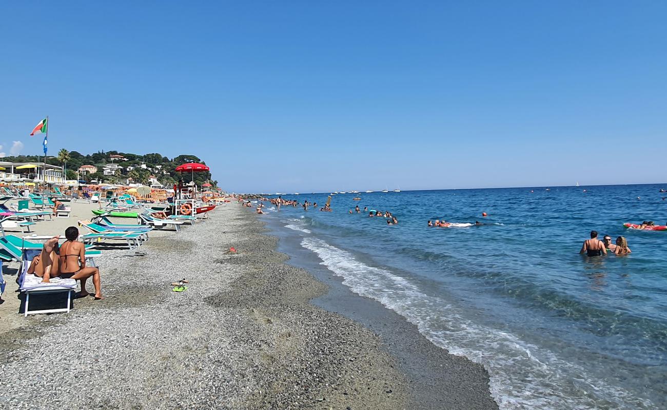 Foto de Albisola beach con arena oscura superficie