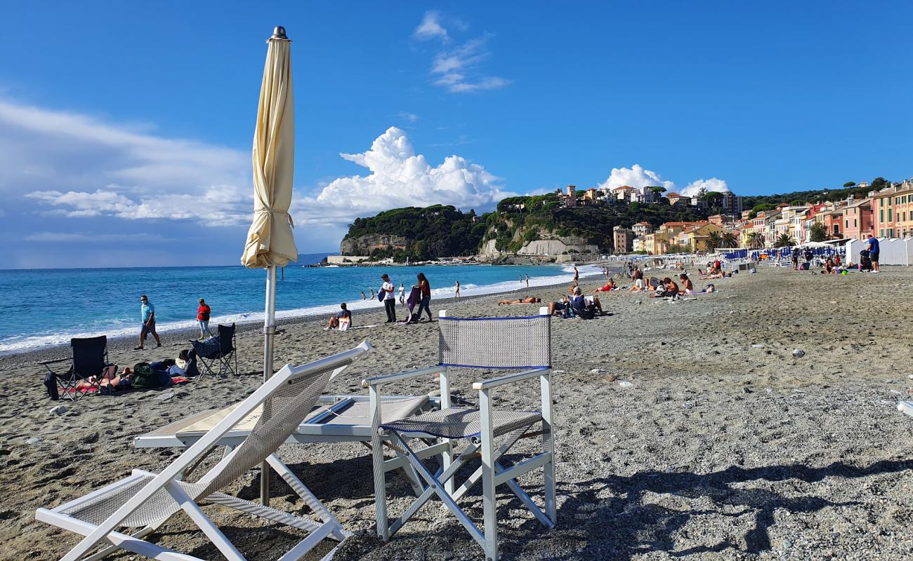 Foto de Spiaggia Celle con arena/guijarros negro superficie