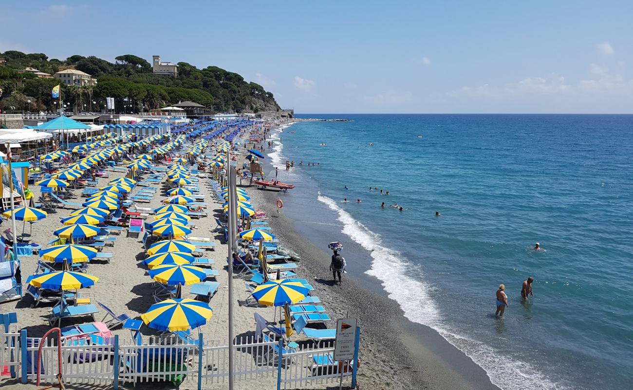 Foto de Piani beach con arena/guijarros negro superficie