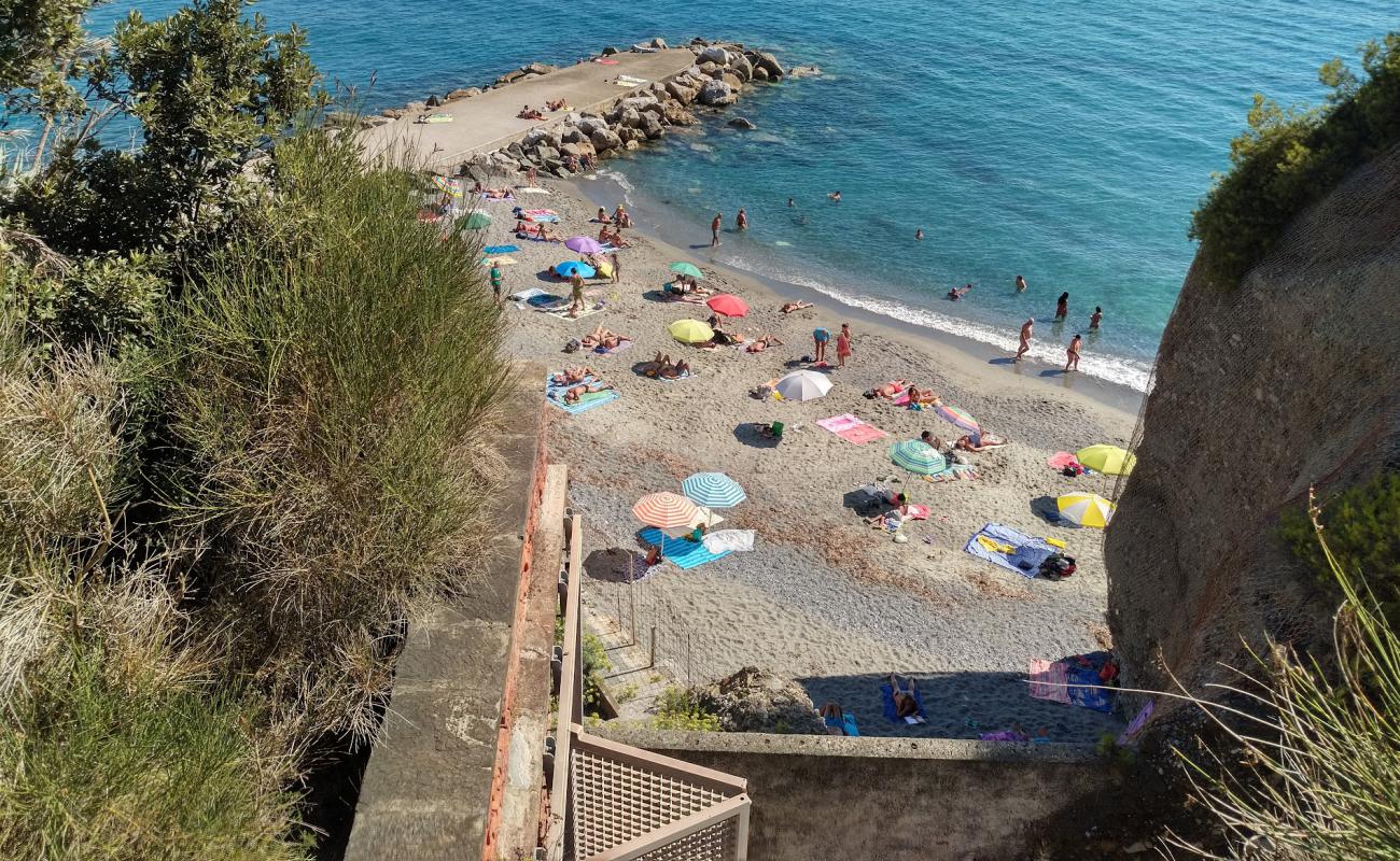 Foto de Spiaggia Libera Comunale con arena/guijarros negro superficie