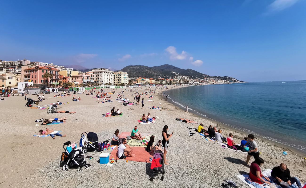 Foto de Varazze beach con arena oscura superficie