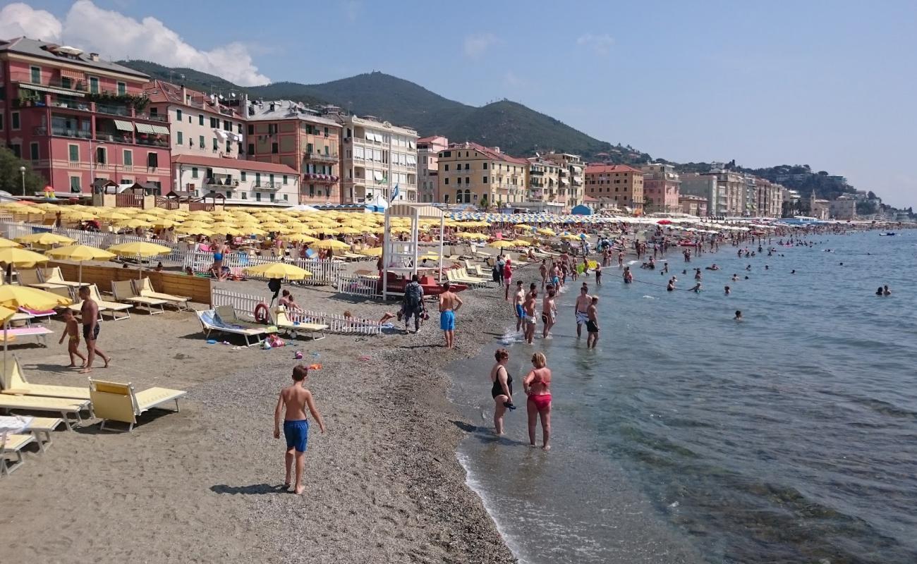 Foto de Spiaggia Varazze con arena oscura superficie