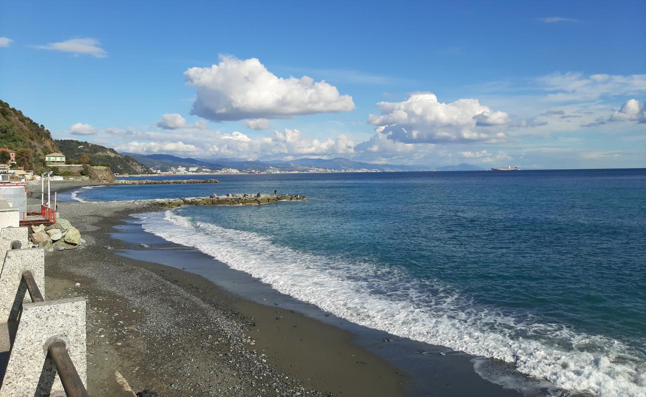 Foto de Spiaggia Olanda con arena/guijarros negro superficie