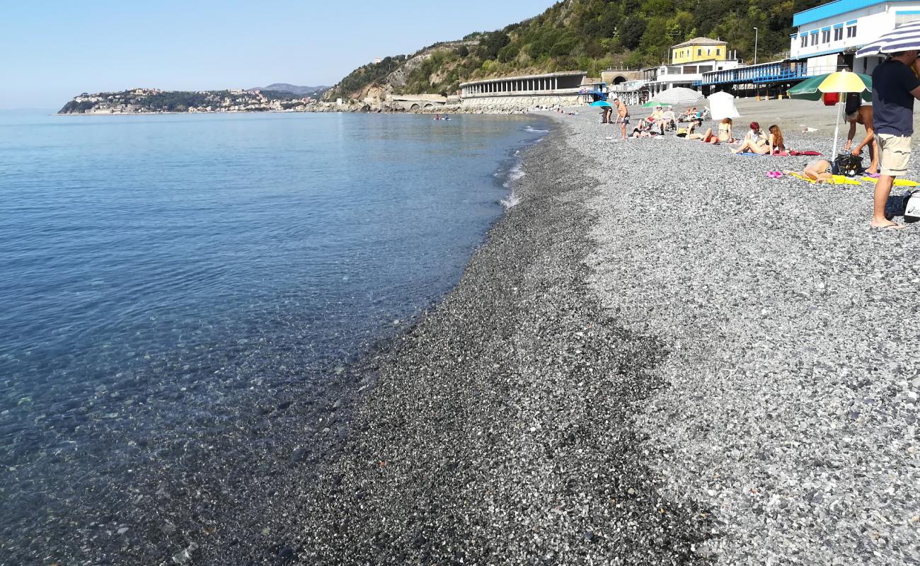 Foto de Spiaggia di Vesima con guijarro fino gris superficie