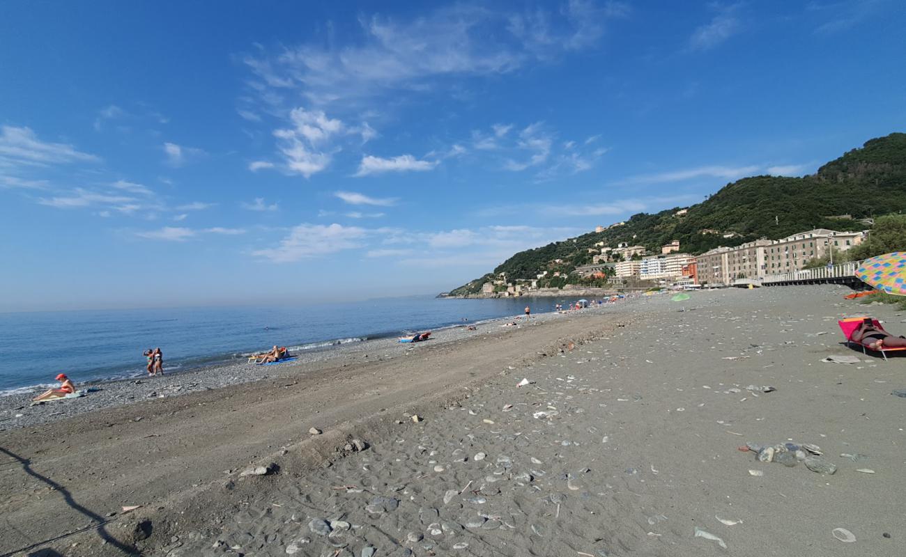 Foto de Spiaggione Voltri con arena gris y guijarros superficie