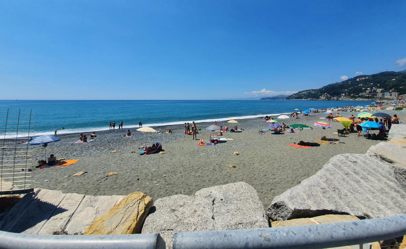 Foto de Spiaggione Voltri II con arena gris y guijarros superficie